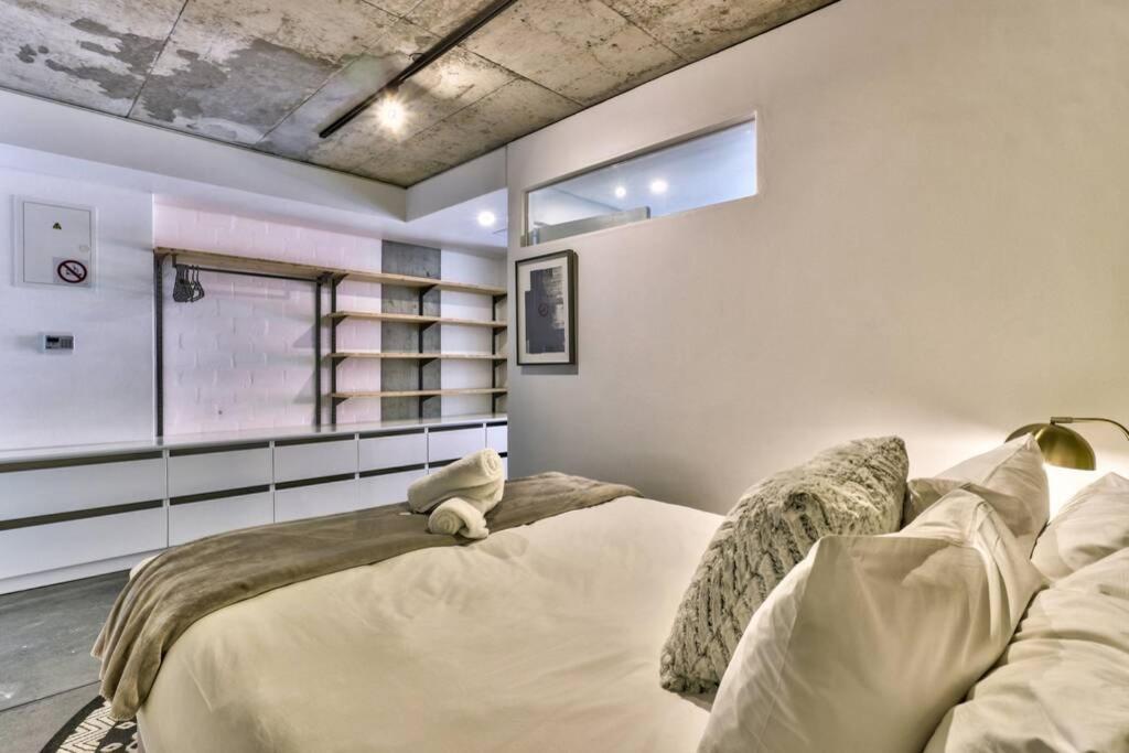 Apartment 8th Floor, Modern, Trendy Studio In New Development Cape Town
