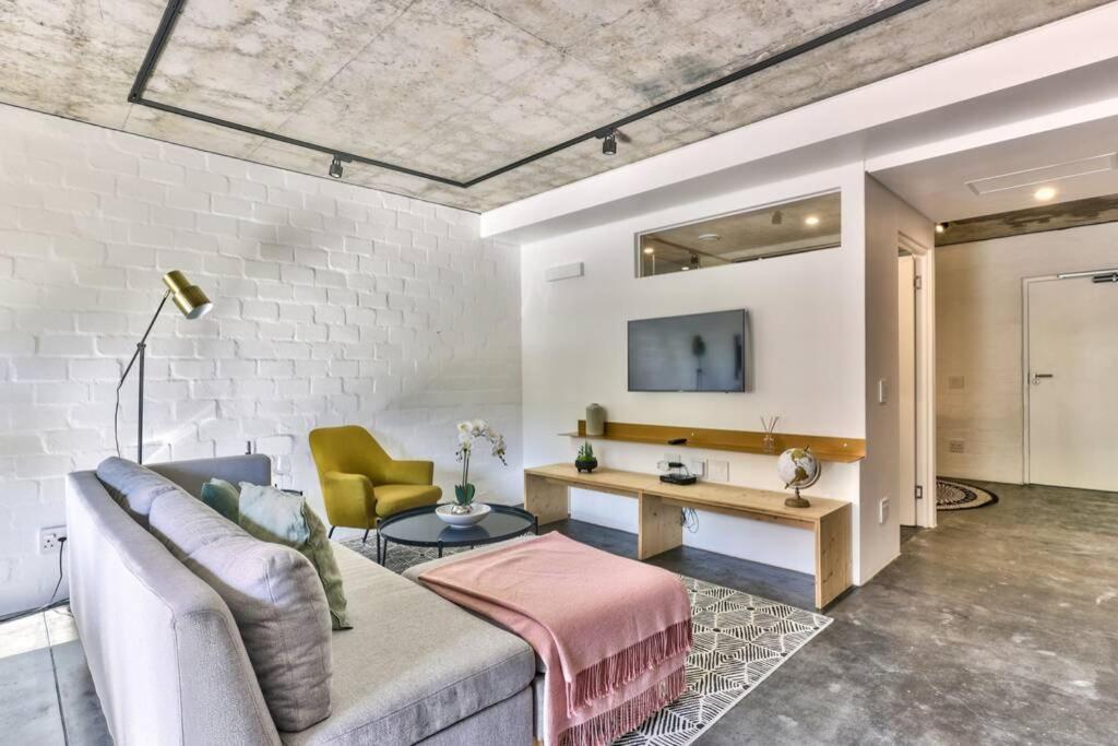 8th Floor, Modern, Trendy Studio In New Development Apartment